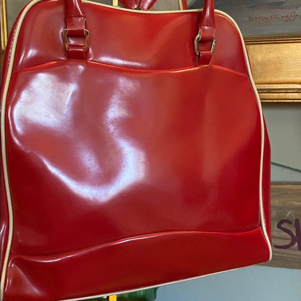 Vintage Liz Claiborne Red and Cream Piped Bowling Style Bag - Picture 2 of 16
